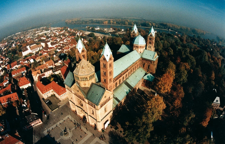 Die Domstadt Speyer ist von der Weinstrasse nur knapp 30 Minuten entfernt.